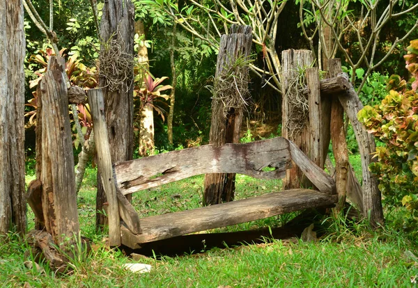Starý Dřevěný Stůl Zahradě — Stock fotografie