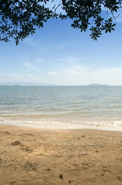 Güzel deniz yaz veya arka plan bahar. Mavi okyanus ve cennet ve arkadaki Günbatımı ile altın kum plaj.