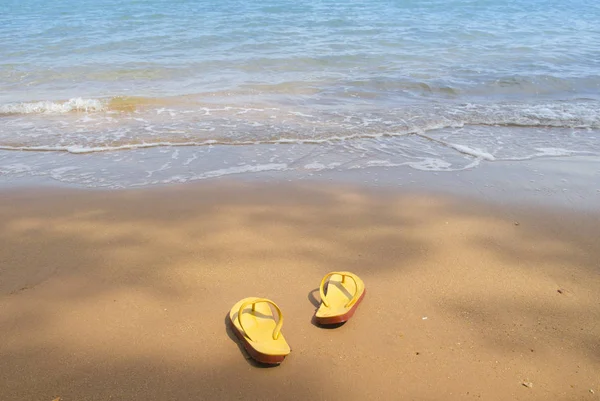 Желтые Пляжные Тапочки Песчаном Пляже Лето Купание — стоковое фото