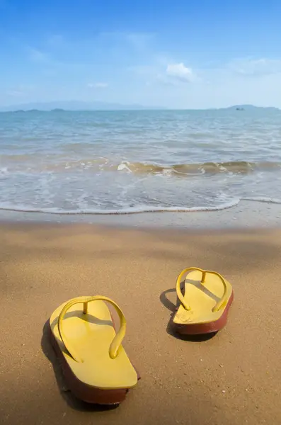 Gelbe Strandschuhe Sandstrand Sommer Baden — Stockfoto