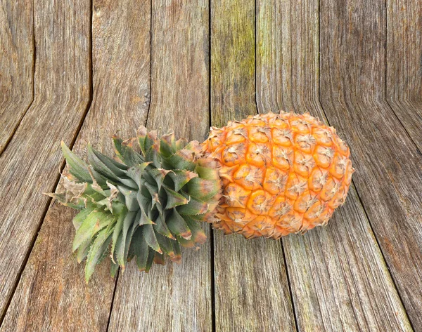 Piña Fresca Sobre Fondo Madera —  Fotos de Stock