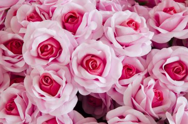 Gül çalılı düğün buketi, arka planda Ranunculus asiaticus