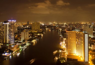 Nehir ile Bangkok şehir gece görünümü, Tayland