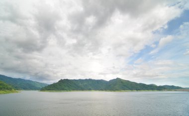 Ufuk doğasına bulut mavi gökyüzü
