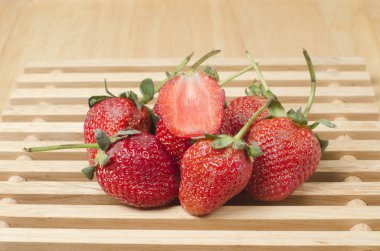 Ahşap arka planda taze çilek