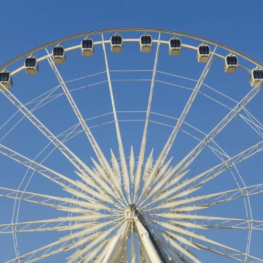 Güzel büyük dönme dolap. Ve mavi gökyüzü.