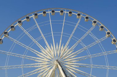 Güzel büyük dönme dolap. Ve mavi gökyüzü.