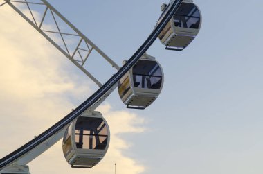 Güzel büyük dönme dolap. Ve mavi gökyüzü.