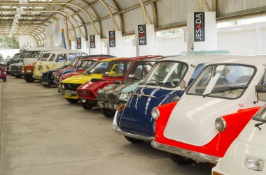 NAKHON PATHOM, THAILAND - 17 Aralık 2015: Jesada Technik Müzesi 'ndeki eski model araçlar Tayland ve bölgedeki en büyük araç müzesidir. 