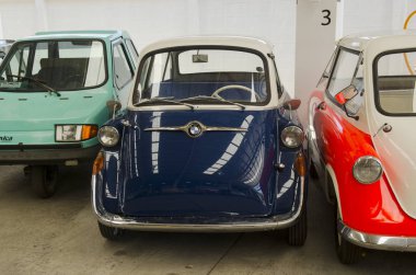 NAKHON PATHOM, THAILAND - 17 Aralık 2015: Jesada Technik Müzesi 'ndeki eski model araçlar Tayland ve bölgedeki en büyük araç müzesidir. 