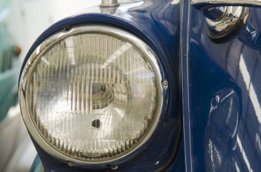 NAKHON PATHOM, THAILAND - 17 Aralık 2015: Jesada Technik Müzesi 'ndeki eski model araçlar Tayland ve bölgedeki en büyük araç müzesidir. 