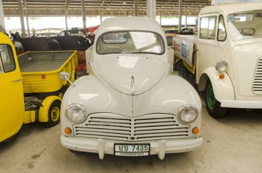 NAKHON PATHOM, THAILAND - 17 Aralık 2015: Jesada Technik Müzesi 'ndeki eski model araçlar Tayland ve bölgedeki en büyük araç müzesidir. 