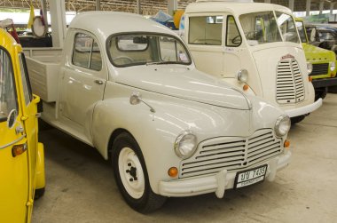 NAKHON PATHOM, THAILAND - 17 Aralık 2015: Jesada Technik Müzesi 'ndeki eski model araçlar Tayland ve bölgedeki en büyük araç müzesidir. 