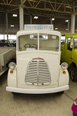 NAKHON PATHOM, THAILAND - 17 Aralık 2015: Jesada Technik Müzesi 'ndeki eski model araçlar Tayland ve bölgedeki en büyük araç müzesidir. 