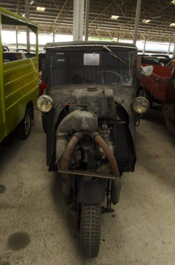 NAKHON PATHOM, THAILAND - 17 Aralık 2015: Jesada Technik Müzesi 'ndeki eski model araçlar Tayland ve bölgedeki en büyük araç müzesidir.