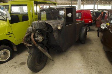 NAKHON PATHOM, THAILAND - 17 Aralık 2015: Jesada Technik Müzesi 'ndeki eski model araçlar Tayland ve bölgedeki en büyük araç müzesidir.