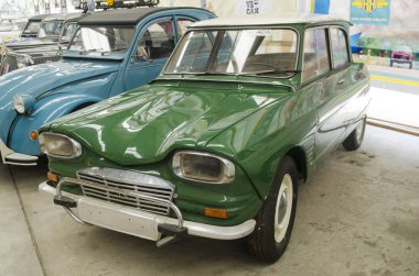 NAKHON PATHOM, THAILAND - 17 Aralık 2015: Jesada Technik Müzesi 'ndeki eski model araçlar Tayland ve bölgedeki en büyük araç müzesidir.