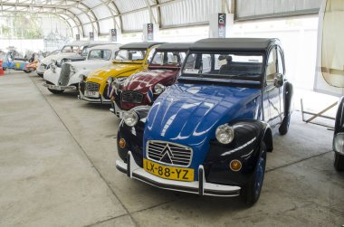 NAKHON PATHOM, THAILAND - 17 Aralık 2015: Jesada Technik Müzesi 'ndeki eski model araçlar Tayland ve bölgedeki en büyük araç müzesidir.