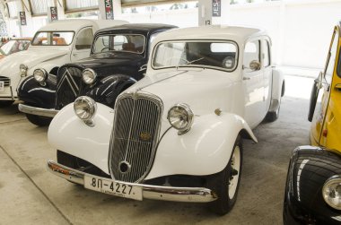 NAKHON PATHOM, THAILAND - 17 Aralık 2015: Jesada Technik Müzesi 'ndeki eski model araçlar Tayland ve bölgedeki en büyük araç müzesidir.