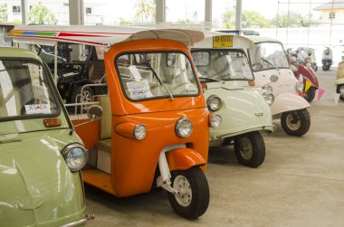 NAKHON PATHOM, THAILAND - 17 Aralık 2015: Jesada Technik Müzesi 'ndeki eski model araçlar Tayland ve bölgedeki en büyük araç müzesidir.