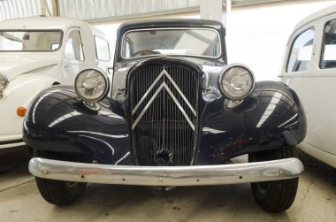 NAKHON PATHOM, THAILAND - 17 Aralık 2015: Jesada Technik Müzesi 'ndeki eski model araçlar Tayland ve bölgedeki en büyük araç müzesidir.