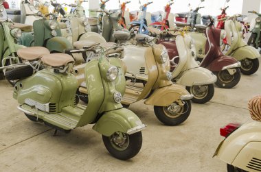 NAKHON PATHOM, THAILAND - 17 Aralık 2015: Jesada Technik Müzesi 'ndeki eski model araçlar Tayland ve bölgedeki en büyük araç müzesidir. 