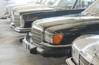 NAKHON PATHOM, THAILAND - 17 Aralık 2015: Jesada Technik Müzesi 'ndeki eski model araçlar Tayland ve bölgedeki en büyük araç müzesidir.