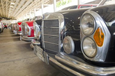 NAKHON PATHOM, THAILAND - 17 Aralık 2015: Jesada Technik Müzesi 'ndeki eski model araçlar Tayland ve bölgedeki en büyük araç müzesidir.