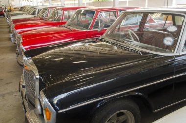 NAKHON PATHOM, THAILAND - 17 Aralık 2015: Jesada Technik Müzesi 'ndeki eski model araçlar Tayland ve bölgedeki en büyük araç müzesidir.