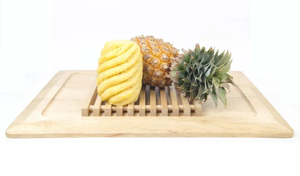 Ananas Auf Teller Auf Weißem Hintergrund — Stockfoto