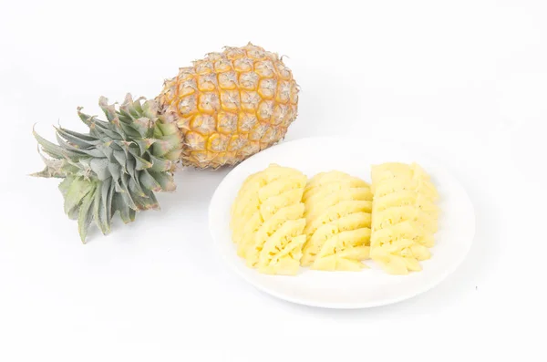 Ananas Auf Teller Auf Weißem Hintergrund — Stockfoto