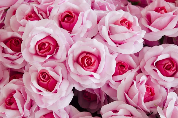 Gül çalılı düğün buketi, arka planda Ranunculus asiaticus