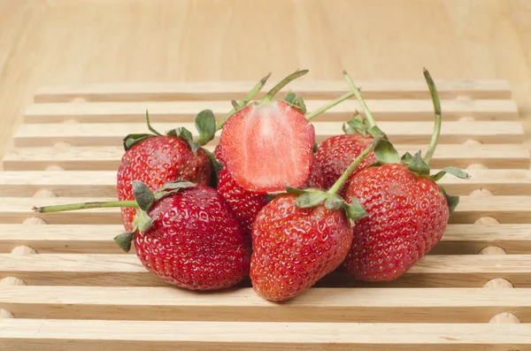 Ahşap arka planda taze çilek