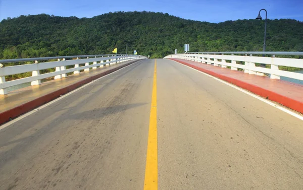 Camino Asfalto Montaña Con Cielo Azul — Foto de Stock