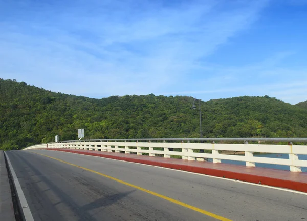 Strada Asfaltata Montagna Con Cielo Blu — Foto Stock