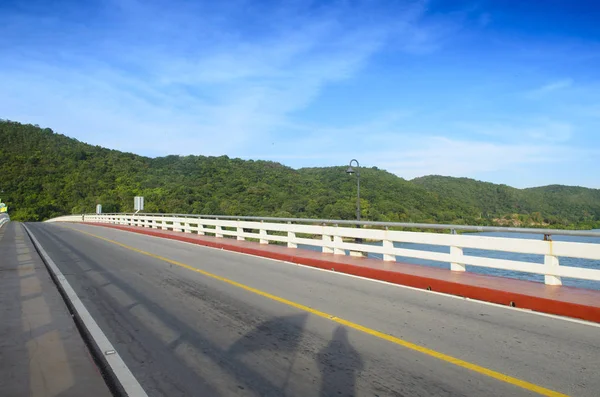 Asfalt Yol Mavi Gökyüzü Ile Dağ — Stok fotoğraf