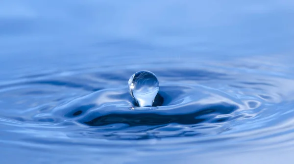 Абстрактне Зображення Бризок Води Корона Синій Фон — стокове фото