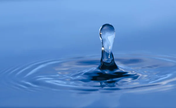 Абстрактная Картина Разлива Воды Крона Голубой Фон — стоковое фото