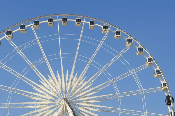 Güzel büyük dönme dolap. Ve mavi gökyüzü.