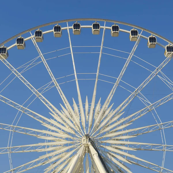 Güzel büyük dönme dolap. Ve mavi gökyüzü.