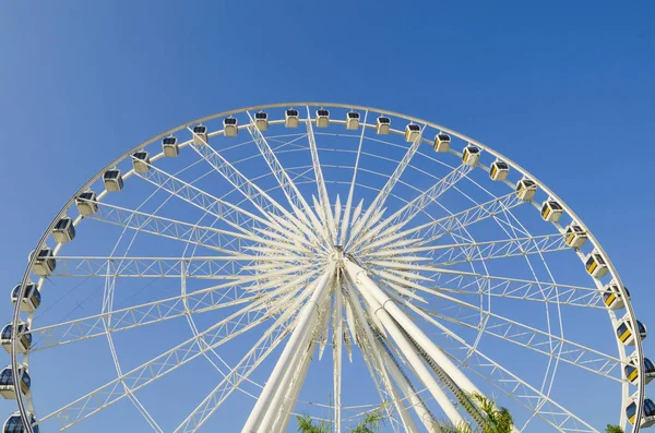 Güzel büyük dönme dolap. Ve mavi gökyüzü.
