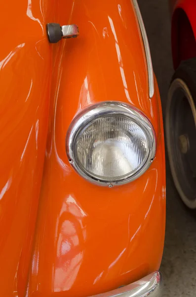 NAKHON PATHOM, THAILAND - 17 Aralık 2015: Jesada Technik Müzesi 'ndeki eski model araçlar Tayland ve bölgedeki en büyük araç müzesidir. 