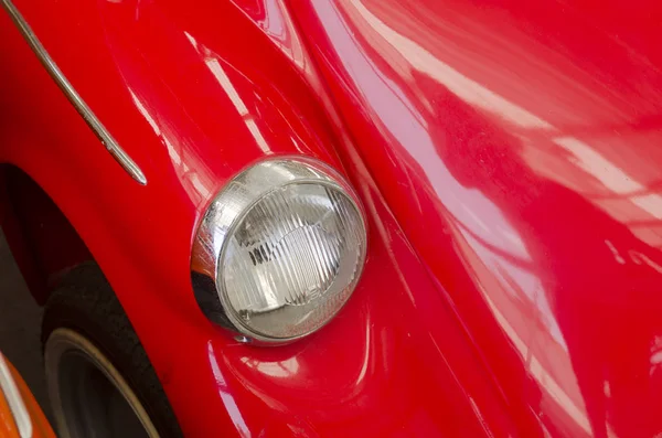 NAKHON PATHOM, THAILAND - 17 Aralık 2015: Jesada Technik Müzesi 'ndeki eski model araçlar Tayland ve bölgedeki en büyük araç müzesidir. 