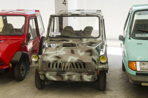 NAKHON PATHOM, THAILAND - 17 Aralık 2015: Jesada Technik Müzesi 'ndeki eski model araçlar Tayland ve bölgedeki en büyük araç müzesidir. 