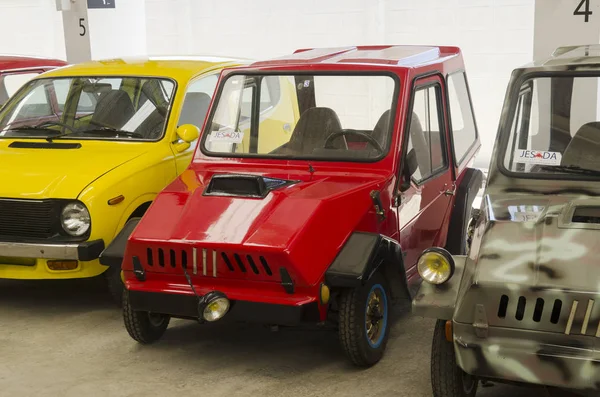 NAKHON PATHOM, THAILAND - 17 Aralık 2015: Jesada Technik Müzesi 'ndeki eski model araçlar Tayland ve bölgedeki en büyük araç müzesidir. 