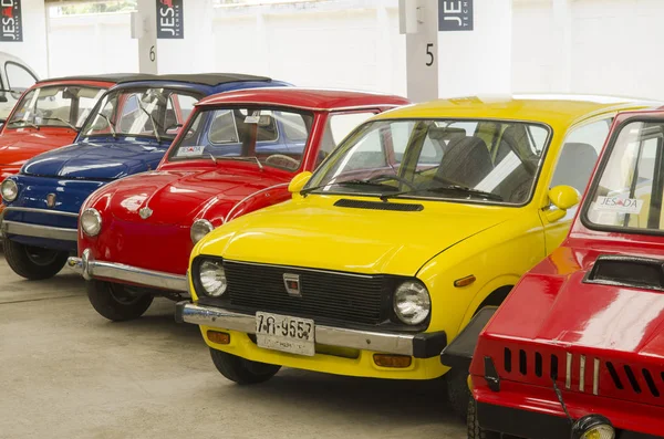 NAKHON PATHOM, THAILAND - 17 Aralık 2015: Jesada Technik Müzesi 'ndeki eski model araçlar Tayland ve bölgedeki en büyük araç müzesidir. 