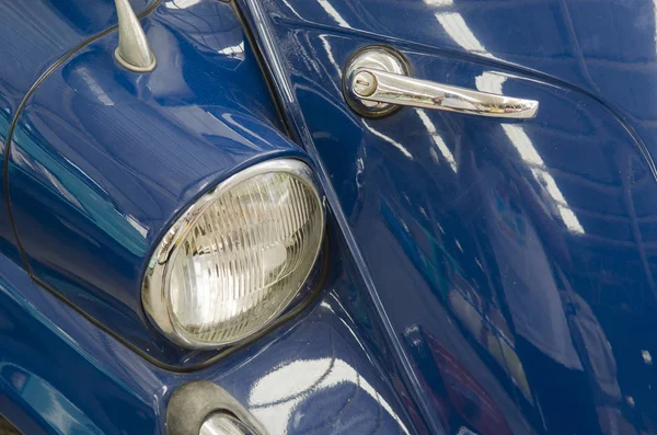 NAKHON PATHOM, THAILAND - 17 Aralık 2015: Jesada Technik Müzesi 'ndeki eski model araçlar Tayland ve bölgedeki en büyük araç müzesidir. 