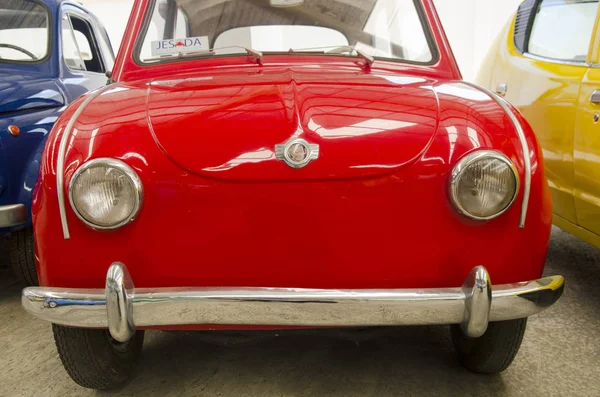 NAKHON PATHOM, THAILAND - 17 Aralık 2015: Jesada Technik Müzesi 'ndeki eski model araçlar Tayland ve bölgedeki en büyük araç müzesidir. 