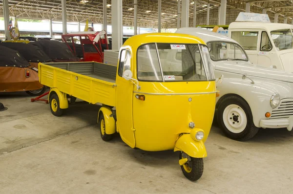 NAKHON PATHOM, THAILAND - 17 Aralık 2015: Jesada Technik Müzesi 'ndeki eski model araçlar Tayland ve bölgedeki en büyük araç müzesidir. 