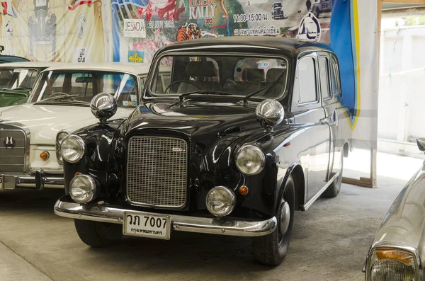 NAKHON PATHOM, THAILAND - 17 Aralık 2015: Jesada Technik Müzesi 'ndeki eski model araçlar Tayland ve bölgedeki en büyük araç müzesidir.